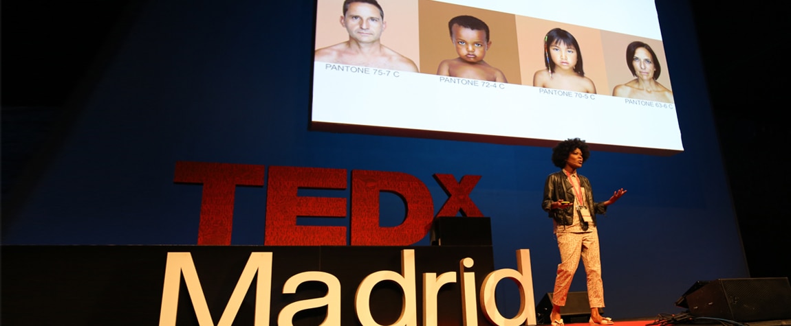Angelica Dass durante su charla para TEDxMadrid 2013
