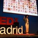 Angélica Dass con Humanae de fondo durante su participación en TEDxMadrid 2013