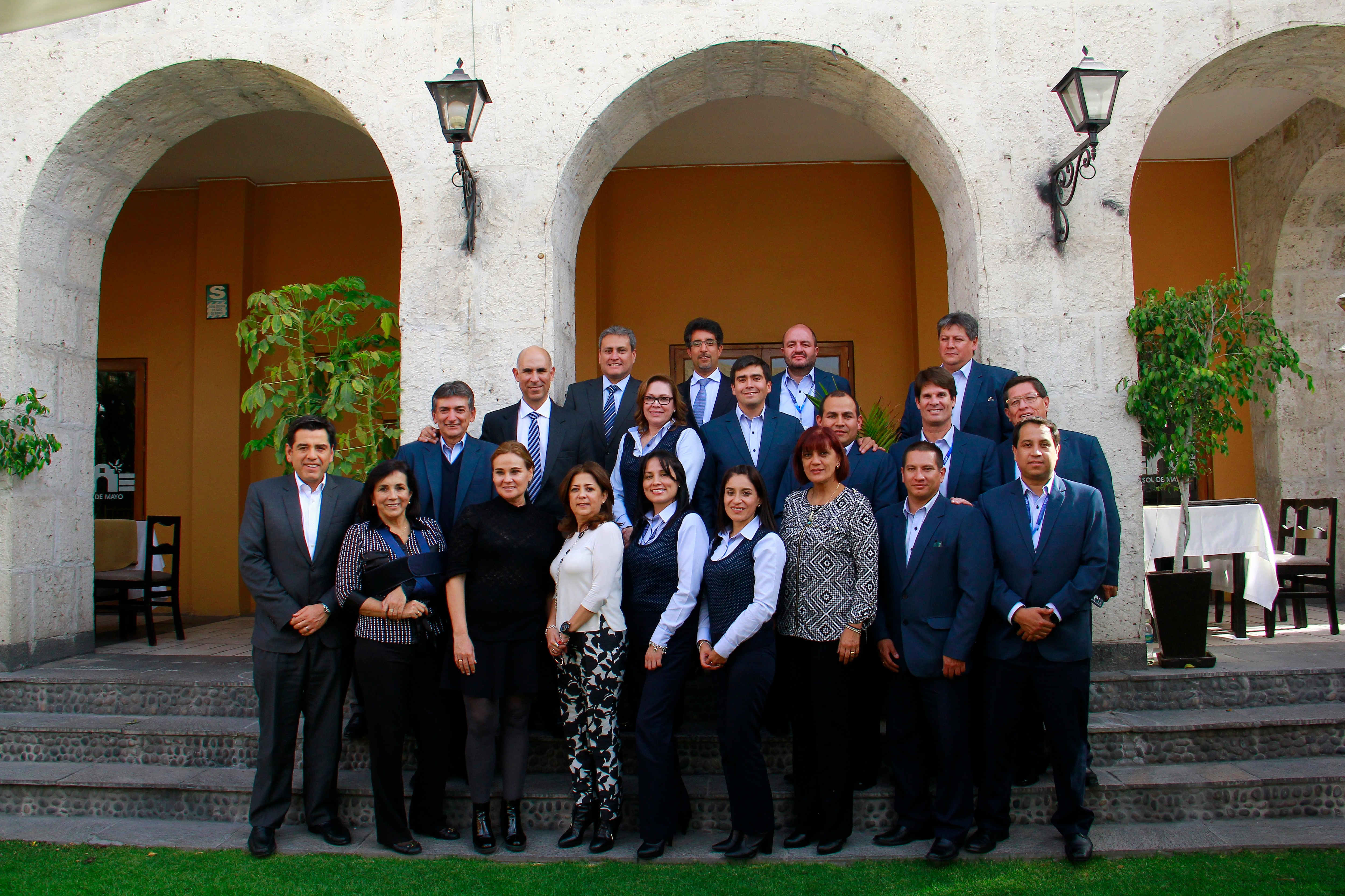 Fotografía del Comité de Dirección y ejecutivos de BBVA Continental en la ciudad de Arequipa.
