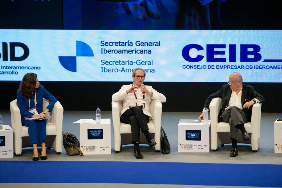 Panel El impacto de la cuarta revolución industrial en el futuro empresarial Fotografía de Panel El impacto de la cuarta revolución industrial en el futuro empresarial