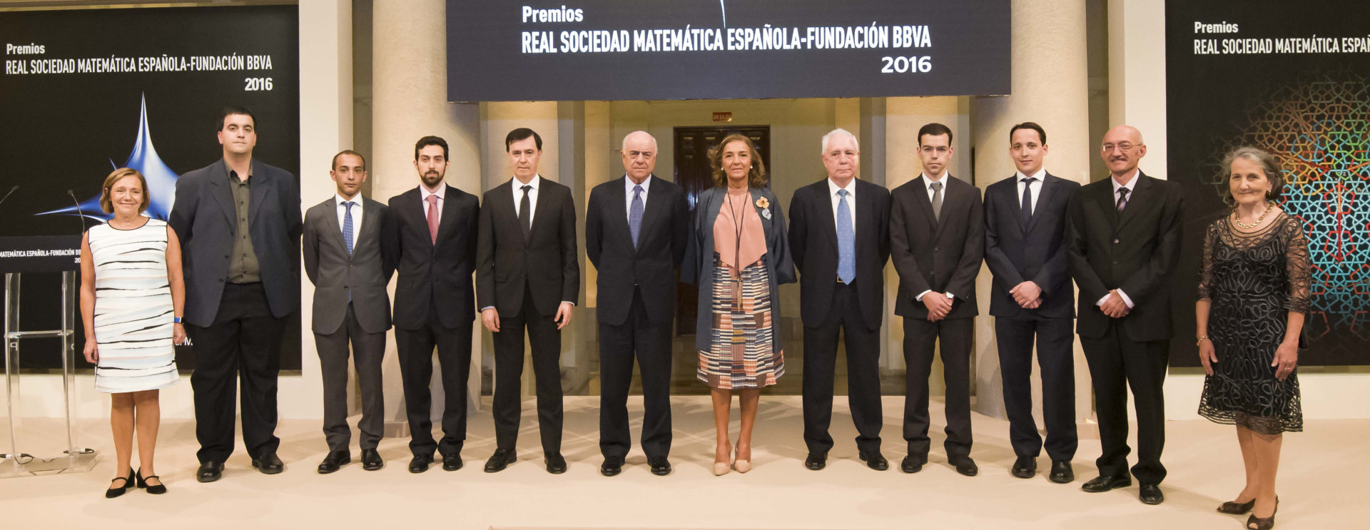 Imagen de El presidente de BBVA, Francisco González, junto a los galardonados en los Premios Matematicas Vicent Caselles, en la Fundación BBVA