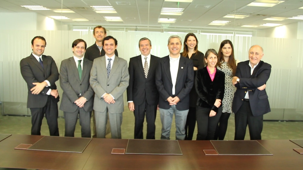 Fotografía convenio de BBVA Chile con Probono Pequeño Cottolengo