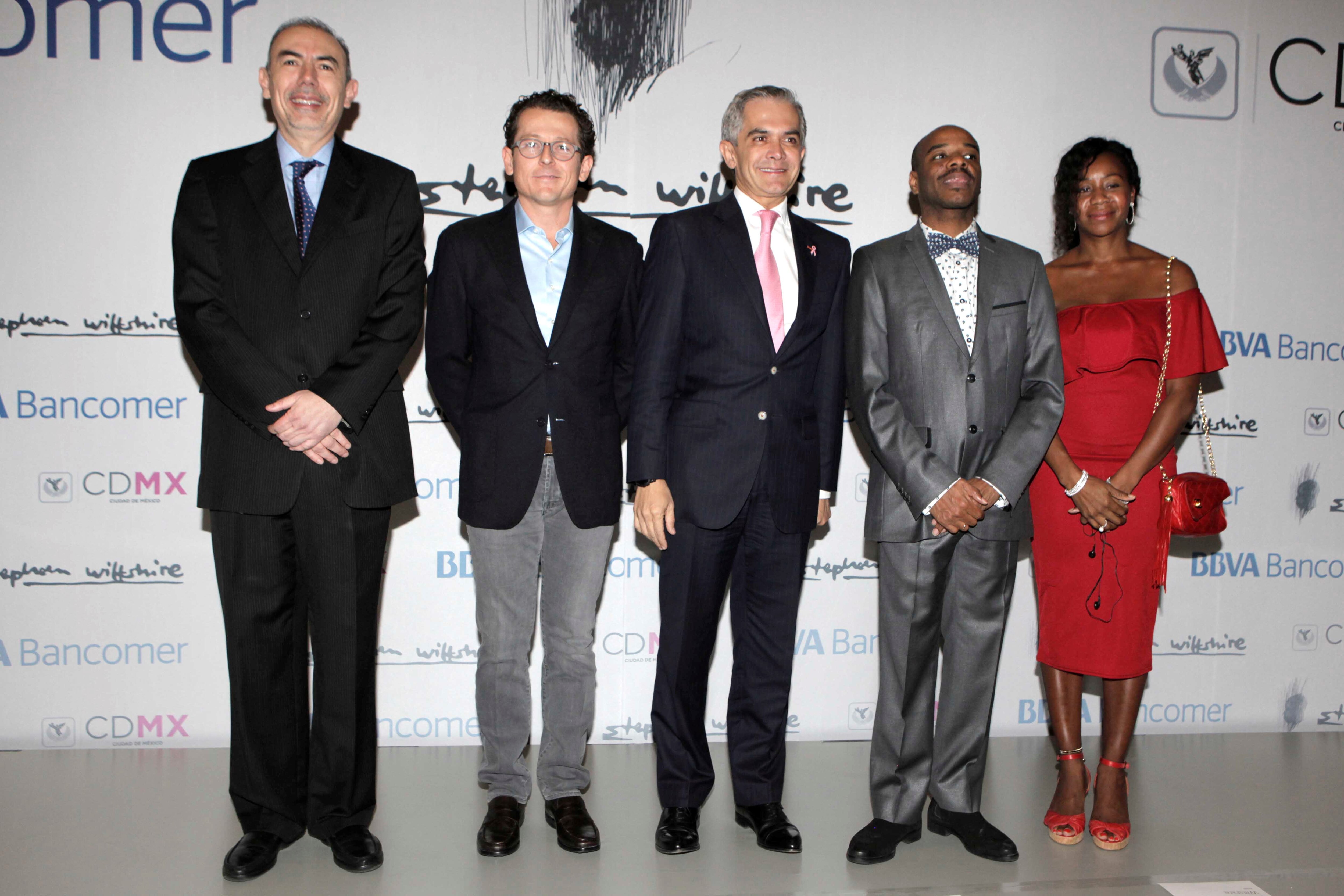 Miembros del presidium durante la entrega de la obra de Stephen Wiltshire al jefe de gobierno, Miguel Ángel Mancera Miembros del presidium durante la entrega de la obra de Stephen Wiltshire al jefe de gobierno, Miguel Ángel Mancera