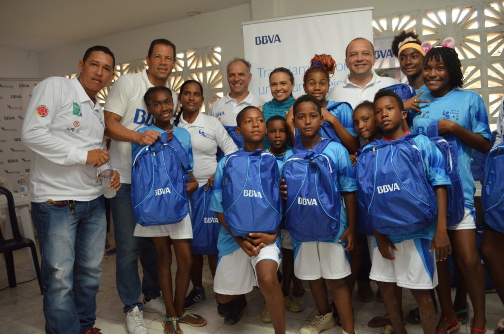 Jóvenes de Tierrabomba recibiendo morrales y útiles escolares de BBVA Fotografía de Jóvenes de Tierrabomba recibiendo morrales y útiles escolares de BBVA