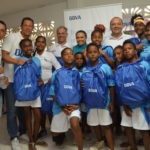 Fotografía de Jóvenes de Tierrabomba recibiendo morrales y útiles escolares de BBVA