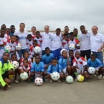 Fotografía de Jóvenes de Tierrabomba recibiendo artículos deportivos de la mano de Óscar Cordoba