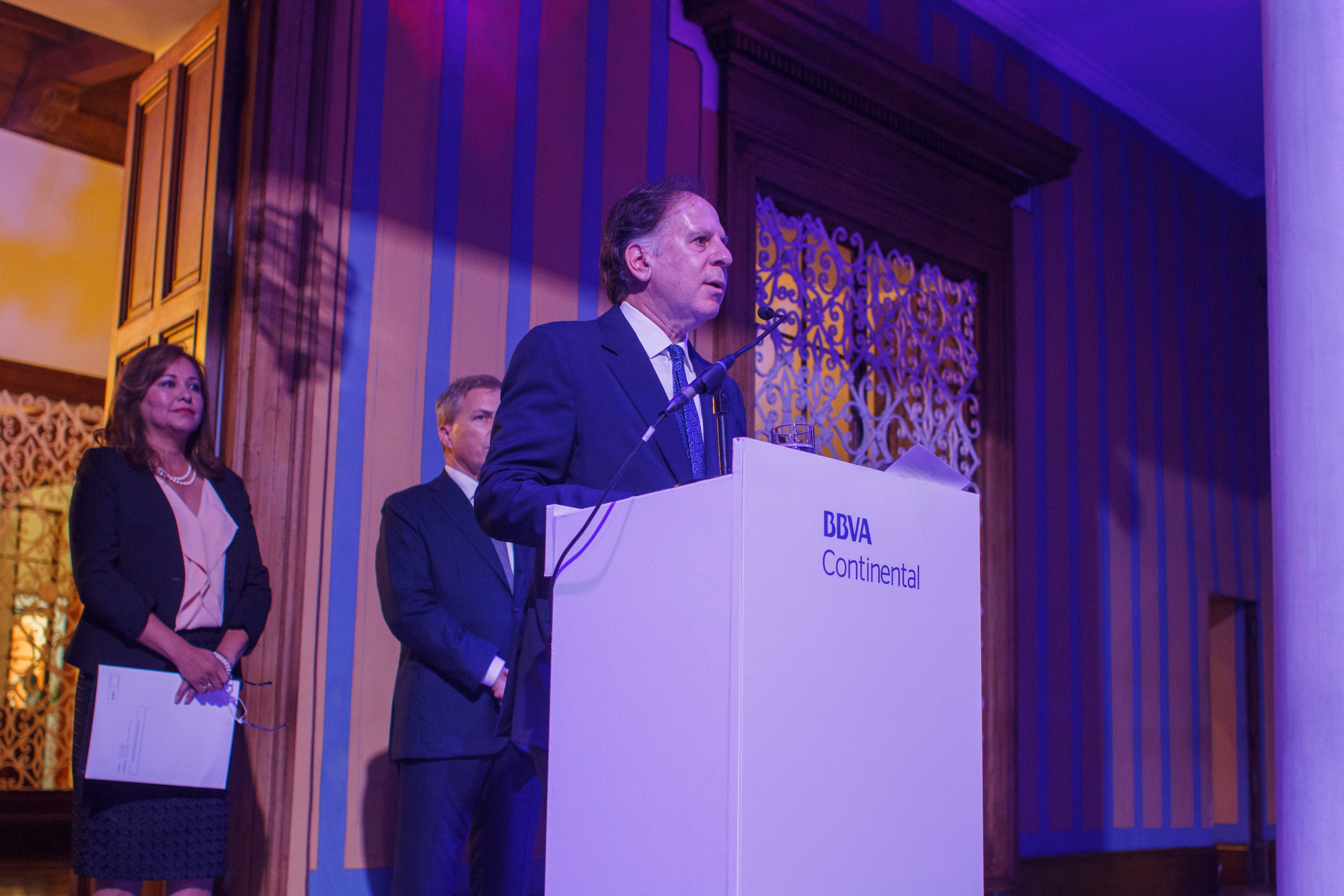 El presidente de BBVA Continental, Alex Fort Brescia, dirige unas palabras a clientes locales en la ciudad de Trujillo. Fotografía del presidente de BBVA Continental, Alex Fort Brescia, en la ciudad de Trujillo.