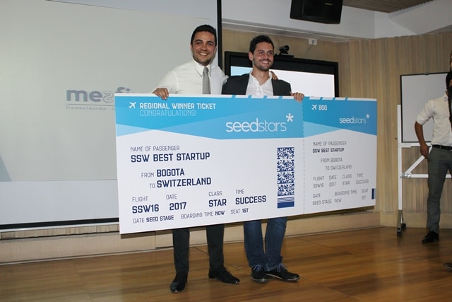 Felipe Tascon_ CEO de Mesfix recibe el premio en manos de Sergio Suñiga_ director del CI BBVA Fotografía de recibe el premio en manos de Sergio Suñiga_ director del CI BBVA