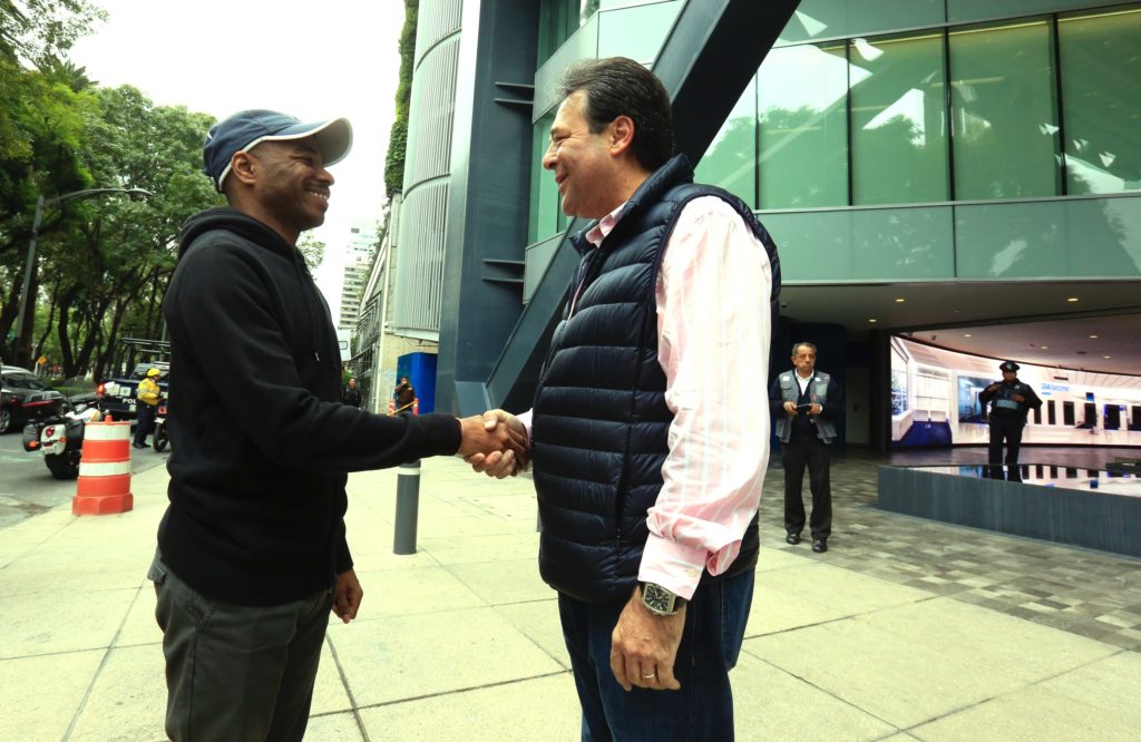 Jorge Terrazas recibiendo a Stephen Wiltshire en la Torre Bancomer Jorge Terrazas recibiendo a Stephen Wiltshire en la Torre Bancomer