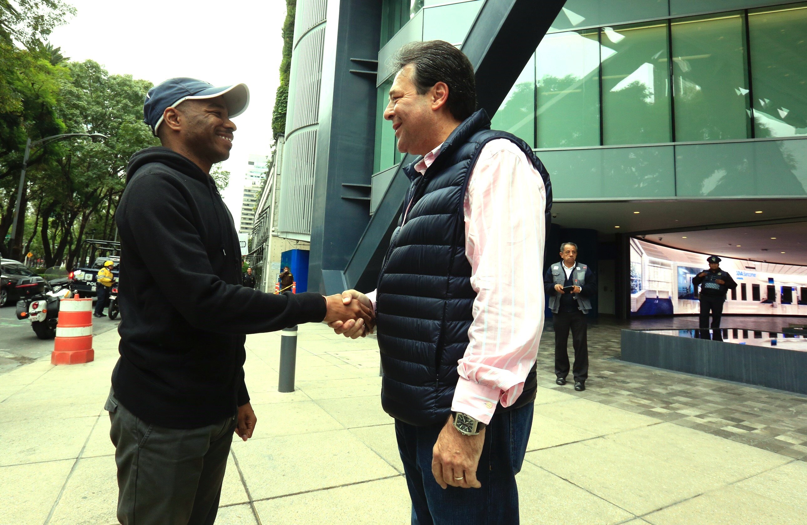 Jorge Terrazas recibiendo a Stephen Wiltshire en la Torre Bancomer Jorge Terrazas recibiendo a Stephen Wiltshire en la Torre Bancomer