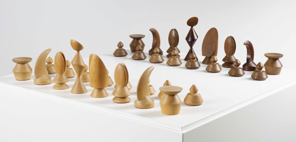 Juego de ajedrez diseñado por de Max Ernst que se exhibe en la exposición patrocinada por la Fundación BBVA en la Fundación Miró Imagen del Juego de ajedrez diseñado por de Max Ernst que se exhibe en la exposición patrocinada por la Fundación BBVA en la Fundación Miró