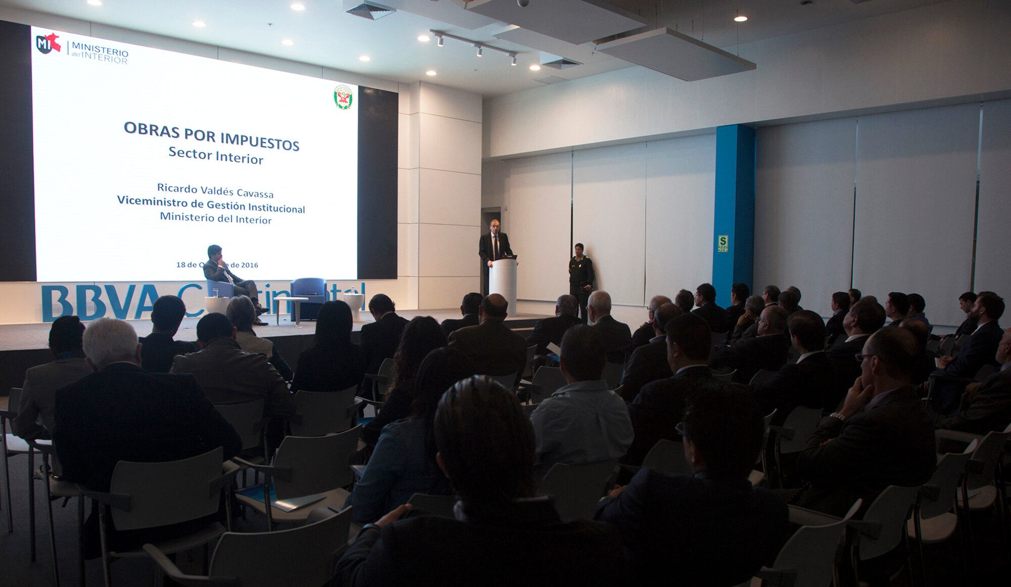 Aspecto de la presentación del ministro del Interior, Carlos Basombrío, en la sede de BBVA Continental. Fotografía de Coyuntura, evento que contó con la participación del ministro del Interior, Carlos Basombrío, en la sede de BBVA Continental.