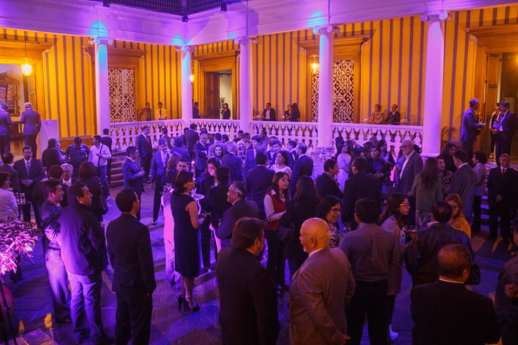 Clientes de BBVA Continental durante inauguración de exposición Fotografía de clientes de BBVA Continental durante inauguración de exposición
