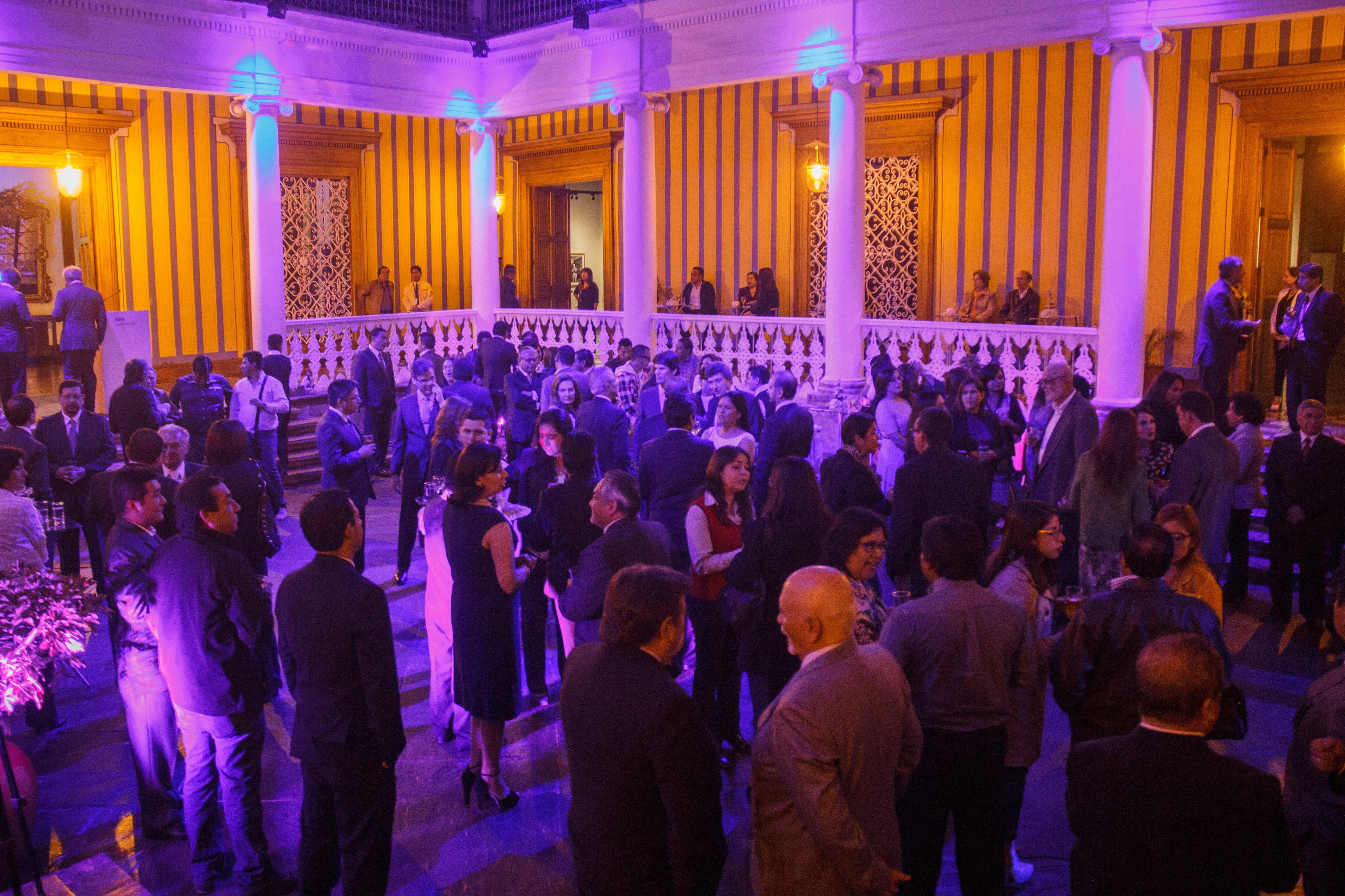 Clientes de BBVA Continental durante inauguración de exposición Fotografía de clientes de BBVA Continental durante inauguración de exposición