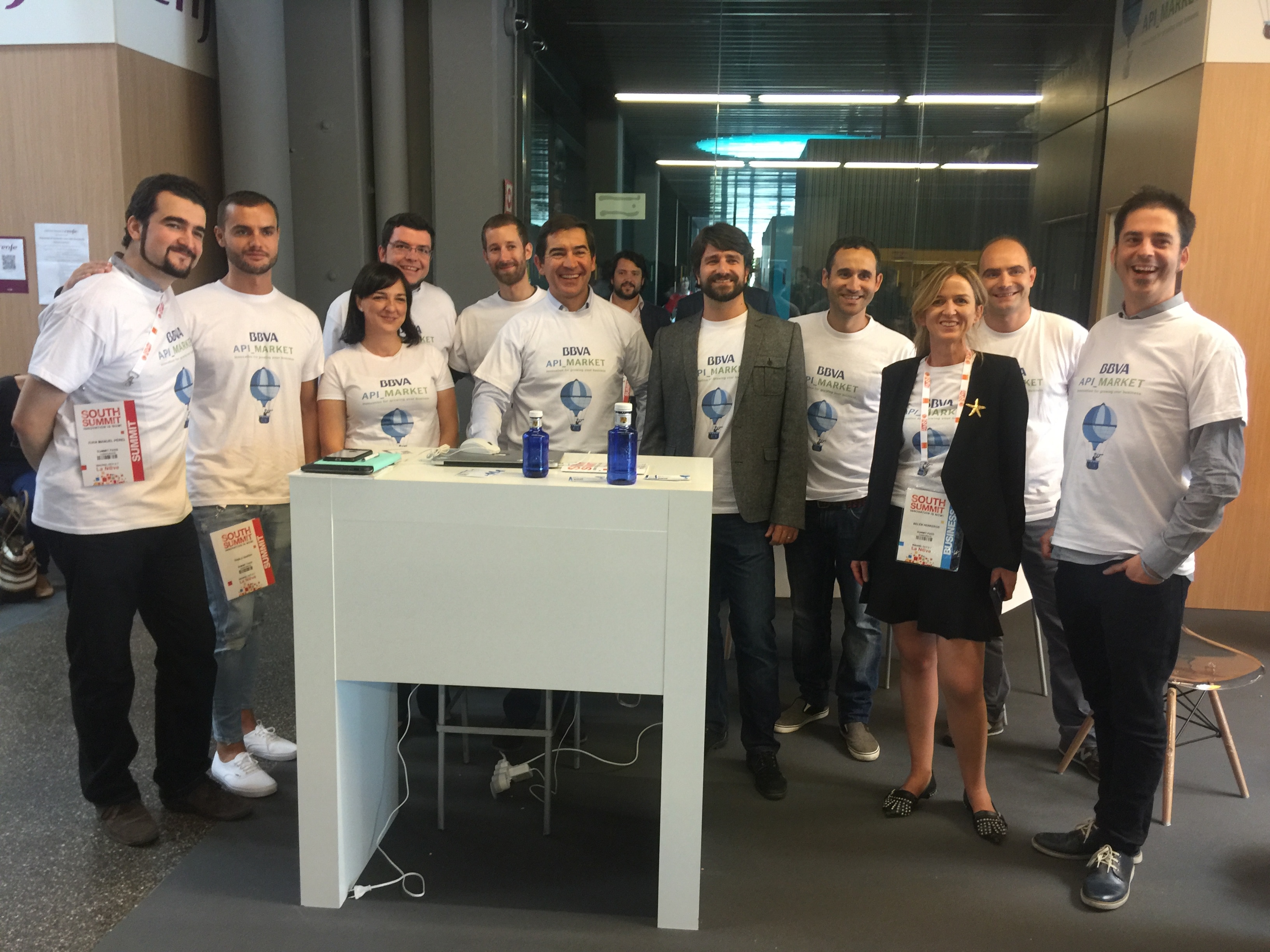 Carlos Torres Vila, consejero delegado de BBVA, junto al equipo de Open APIs Carlos Torres Vila, consejero delegado de BBVA, junto al equipo de Open APIs