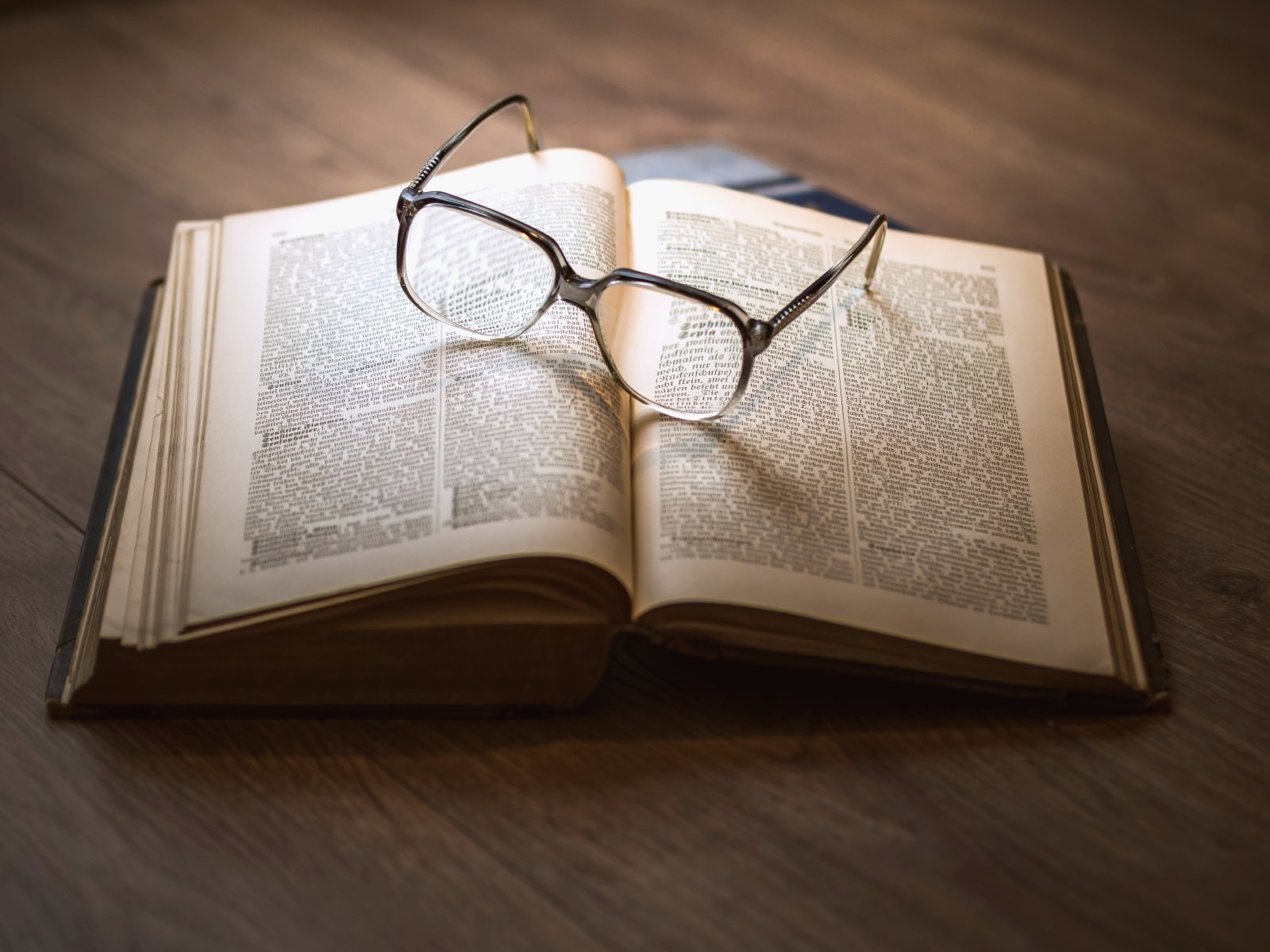 Recurso, conocimiento, aprendizaje, libro, gafas, lectura, estudios, investigación Fotografía de conocimiento, aprendizaje, libro, gafas, lectura, estudios, investigación