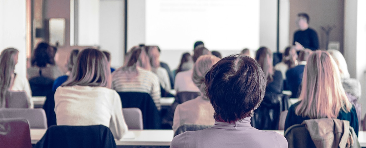 Formación continua, una herramienta infrautilizada en España según la Fundación BBVA Imagen de alumnos recibiendo formación continua, una herramienta infrautilizada en España según la Fundación BBVA
