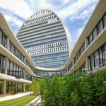 Calle de la Ciudad BBVA, sede de BBVA en Madrid, con el edificio de la Vela al fondo. Foto propia (Carlos Benítez-Donoso). Se puede compartir. Imagen de una calle de la Ciudad BBVA, con el edificio de la Vela al fondo