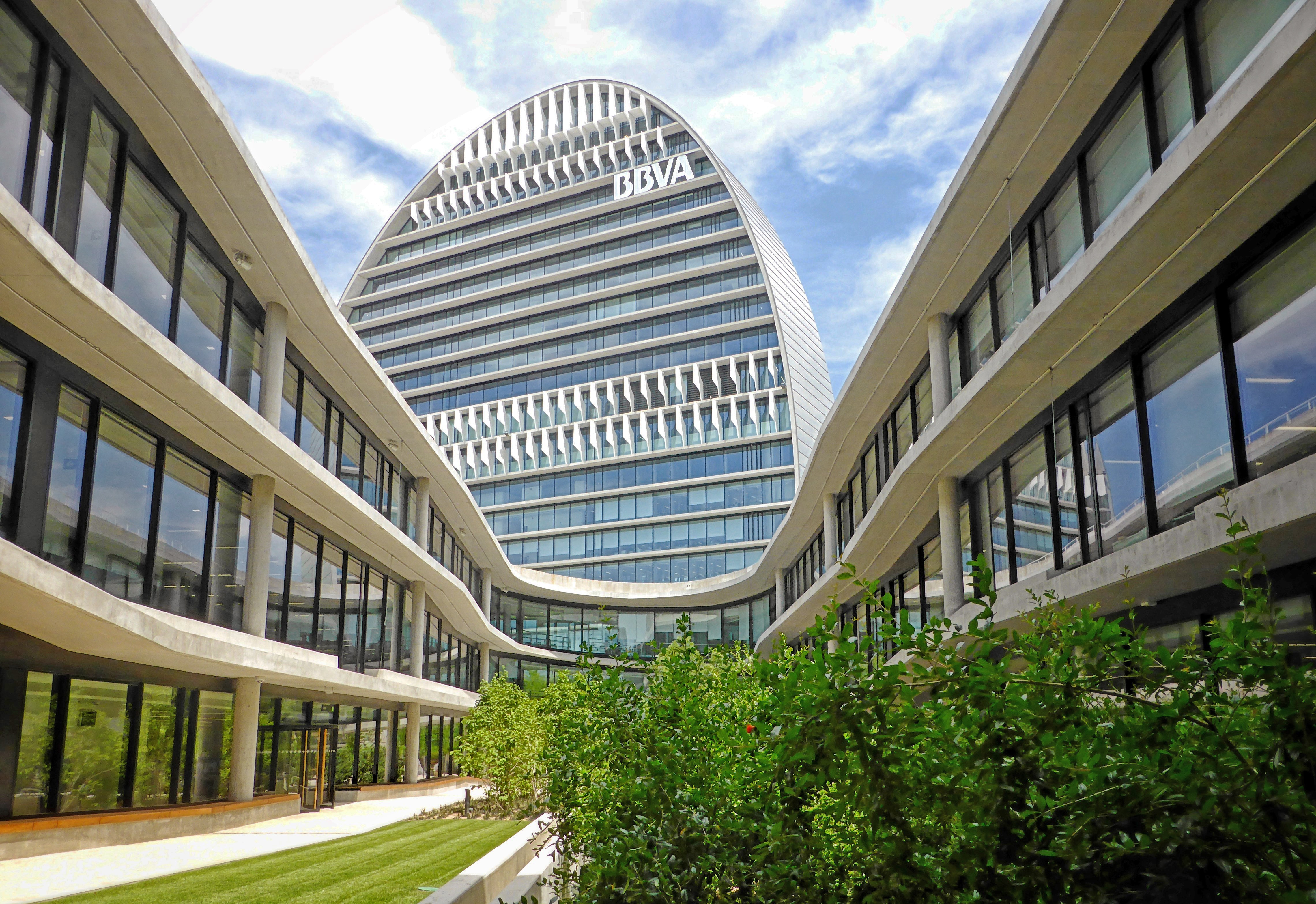 Calle de la Ciudad BBVA, sede de BBVA en Madrid, con el edificio de la Vela al fondo. Foto propia (Carlos Benítez-Donoso). Se puede compartir. Imagen de una calle de la Ciudad BBVA, con el edificio de la Vela al fondo