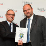 Alexis Thomson, responsable de Global Securities Services, recogiendo el premio de mejor banco custodio en España, de manos de Joseph Giarraputo