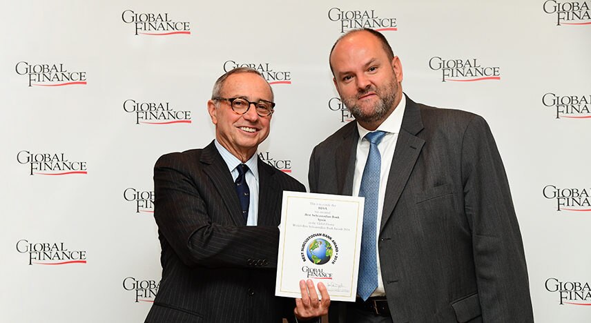 Alexis Thomson, responsable de Global Securities Services, recogiendo el premio de mejor banco custodio en España, de manos de Joseph Giarraputo