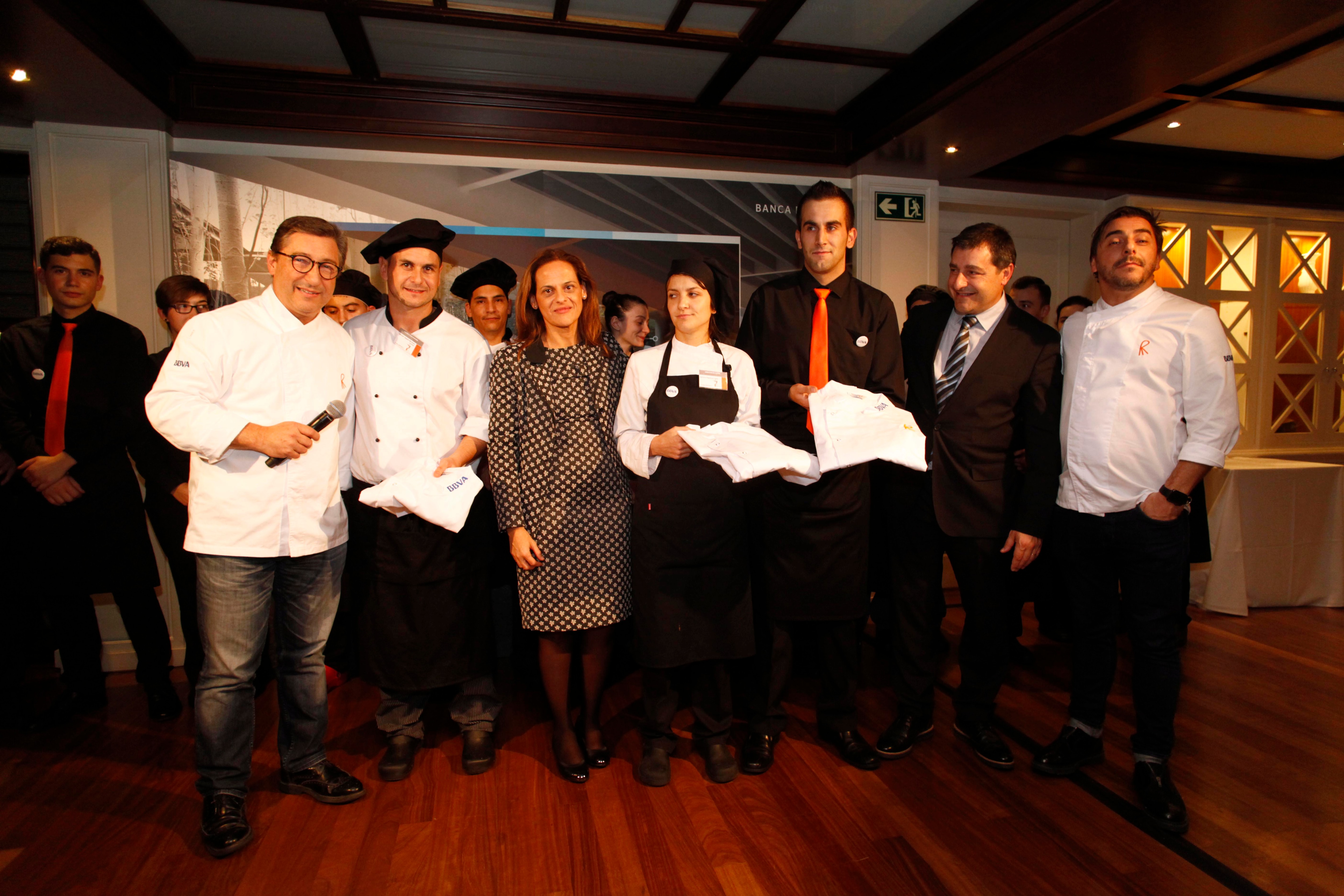 Fotografía de los hermanos Roca junto a los ganadores de las becas BBVA y Yolanda Martínez de la DT