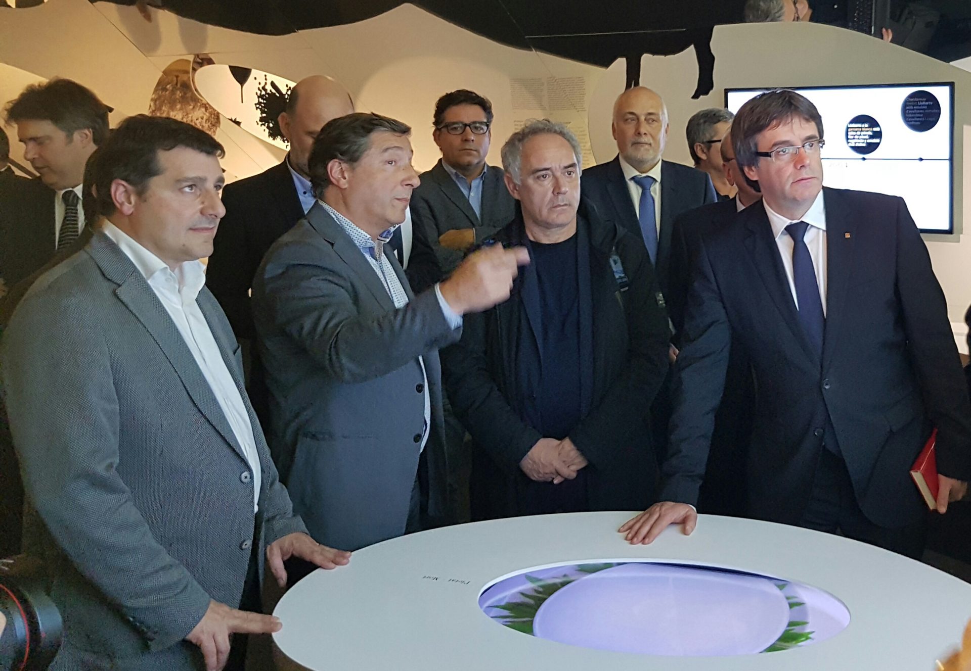 21112016 Joan y Josep Roca con Ferran Adriá, Carles Puigdemont y Christian Terribas en la inauguración del la exposición dedicada a los 30 años de El Celler de Can Roca