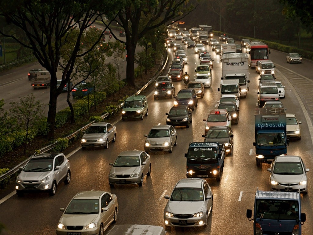 Fotografía de Automóviles transitando por una autopista