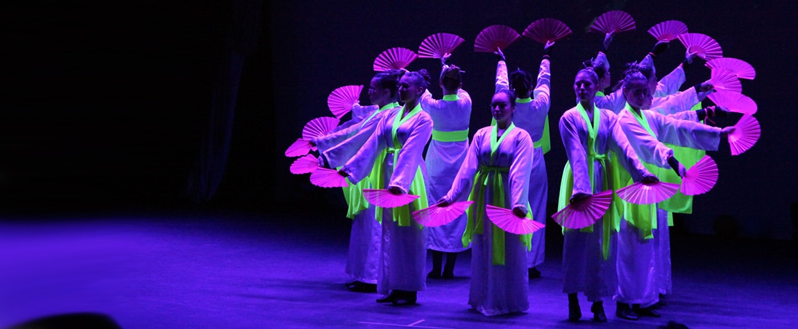 BBVArte: Creatividad y talento también en el escenario. Recurso. Bailarinas, abanicos BBVArte: Creatividad y talento también en el escenario