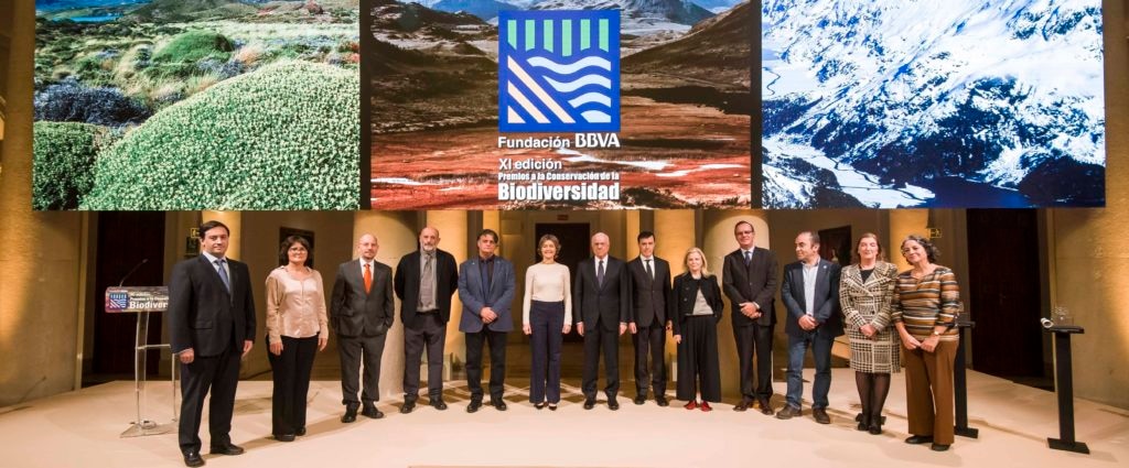 Imagen de Francisco González, presidente de BBVA, e Isabel García Tejerina, ministra de Agricultura y Pesca, Alimentación y Medio Ambiente, con los galardonados en los Premios Fundación BBVA a la Conservación de la Biodiversidad