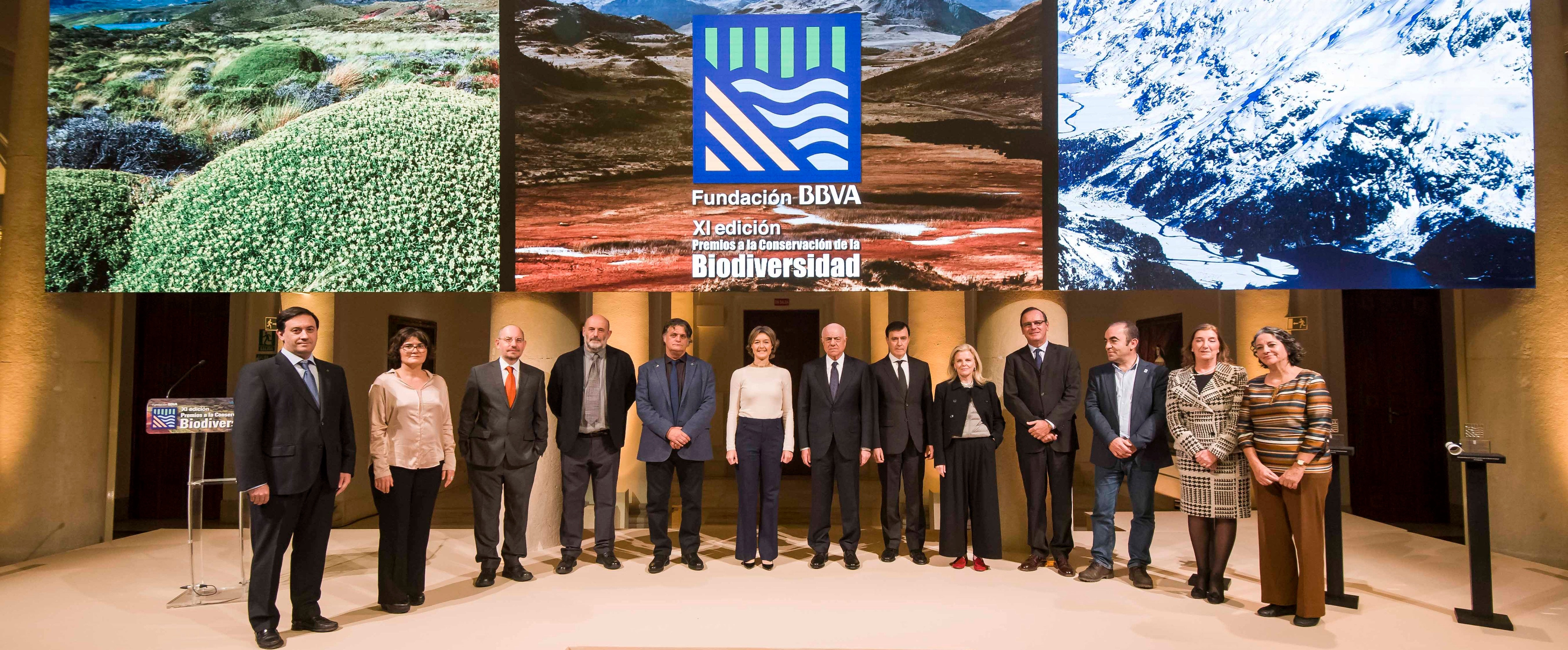 Francisco González, presidente de BBVA, e Isabel García Tejerina, ministra de Agricultura y Pesca, Alimentación y Medio Ambiente, con los galardonados en los Premios Fundación BBVA a la Conservación de la Biodiversidad Imagen de Francisco González, presidente de BBVA, e Isabel García Tejerina, ministra de Agricultura y Pesca, Alimentación y Medio Ambiente, con los galardonados en los Premios Fundación BBVA a la Conservación de la Biodiversidad