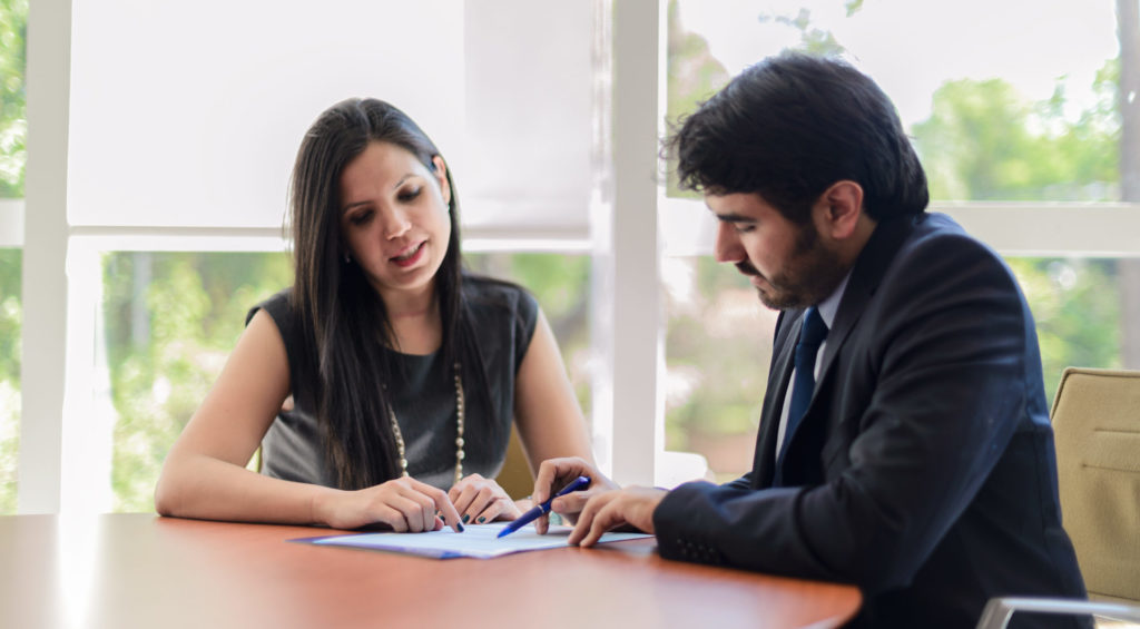 Dos clientes revisando un formulario Clientes BBVA Paraguay