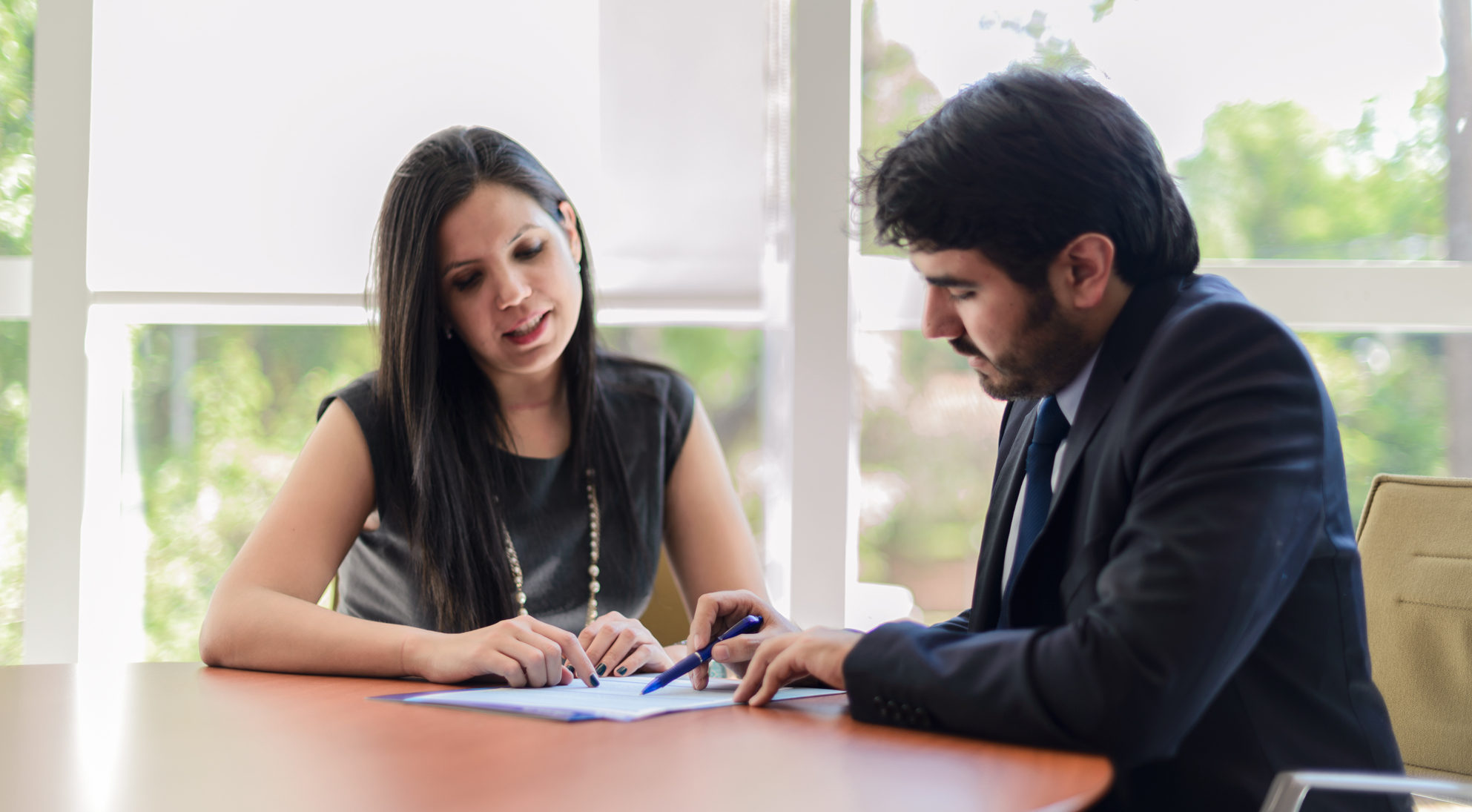 Dos clientes revisando un formulario Clientes BBVA Paraguay