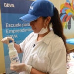 fotogrfía de Joven en laboratorio del Programa Escuela para el Emprendimiento de BBVA en Santander, Colombia