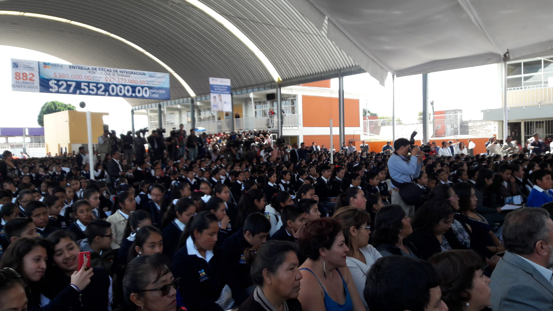 ENTREGA DE BECAS POR LOS QUE SE QUEDAN EN PUEBLA MEX ALUMNOS 3