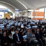 ENTREGA DE BECAS POR LOS QUE SE QUEDAN EN PUEBLA MEX ALUMNOS CON CARTEL 4