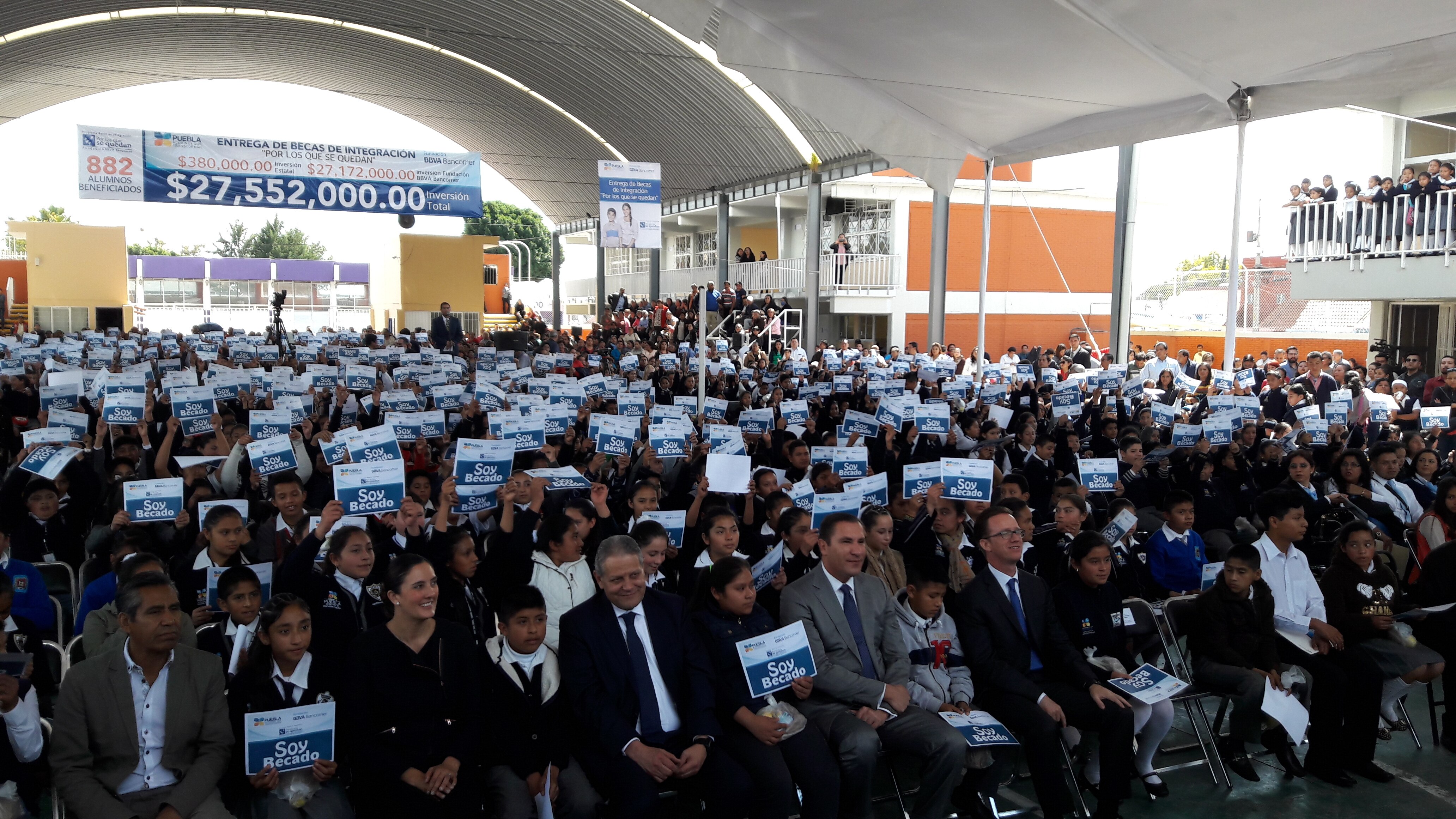 ENTREGA DE BECAS POR LOS QUE SE QUEDAN EN PUEBLA MEX ALUMNOS CON CARTEL 4 ENTREGA DE BECAS POR LOS QUE SE QUEDAN EN PUEBLA MEX ALUMNOS CON CARTEL 4