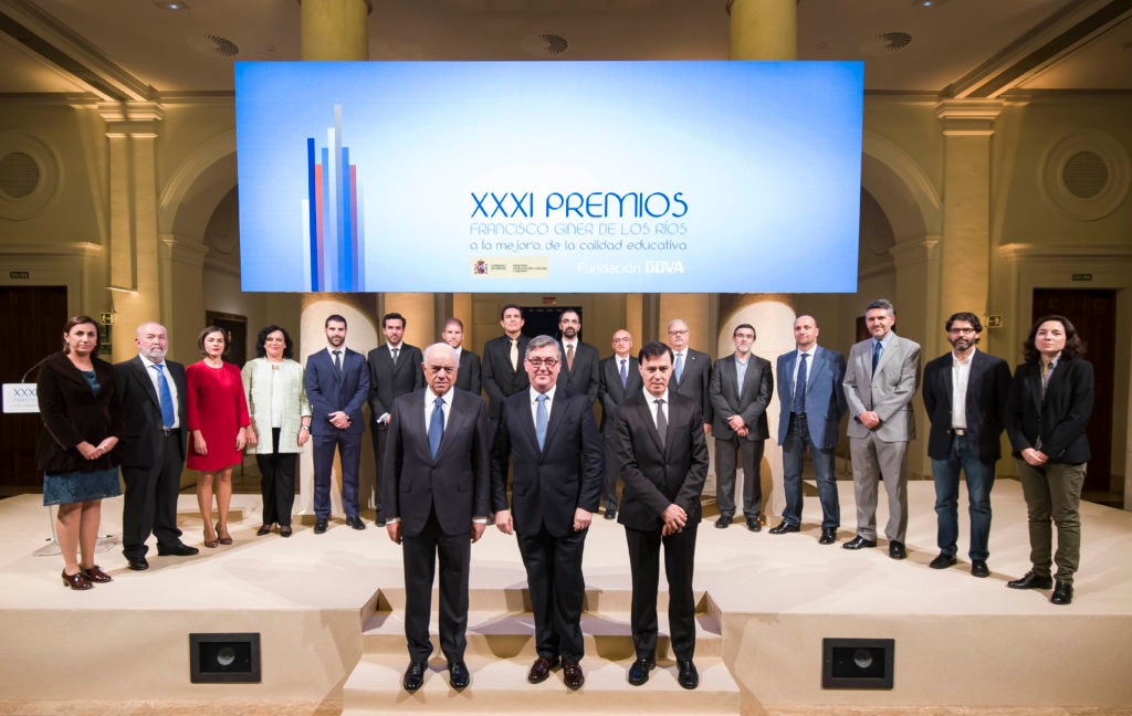 Los galardonados en los Premios Giner de los Ríos, junto al presidente de BBVA, Francisco González Los galardonados en los Premios Giner de los Ríos, junto al presidente de BBVA, Francisco González