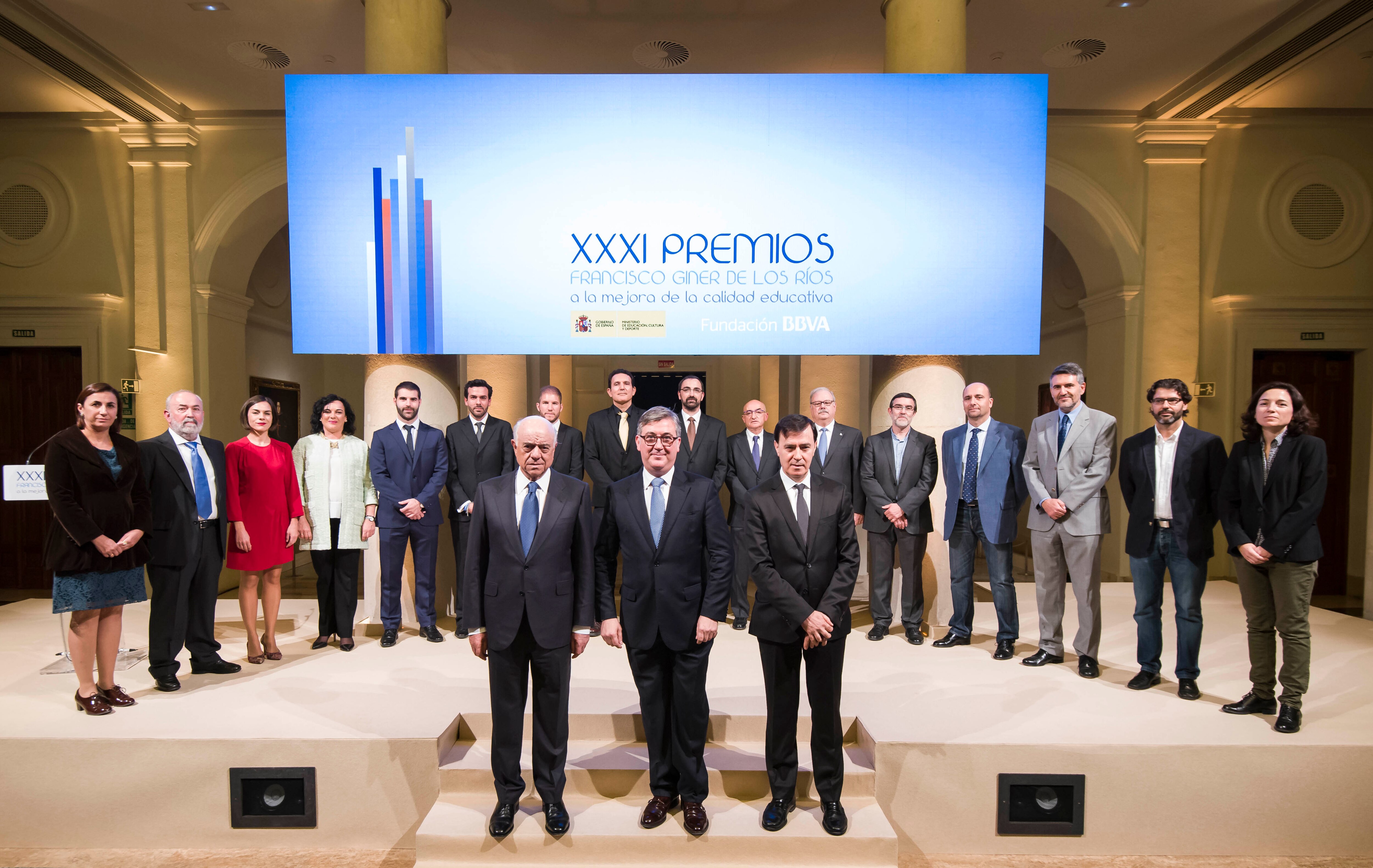 Los galardonados en los Premios Giner de los Ríos, junto al presidente de BBVA, Francisco González Los galardonados en los Premios Giner de los Ríos, junto al presidente de BBVA, Francisco González