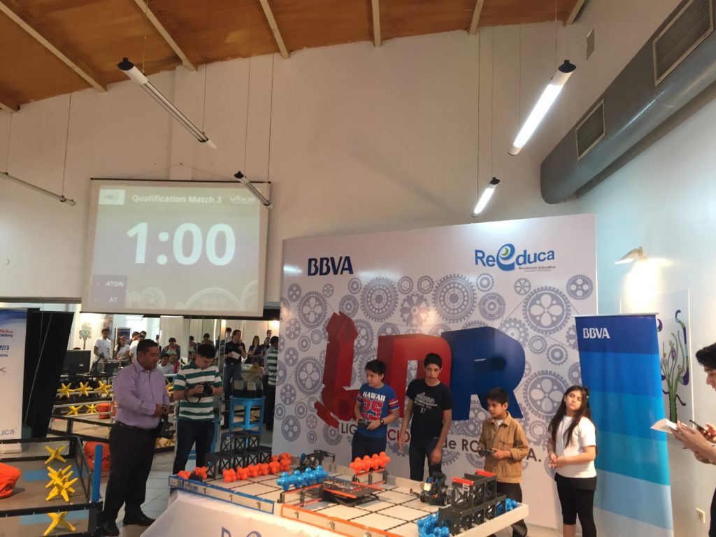 Niños en competencia de robótica Competencia de Robótica Paraguay
