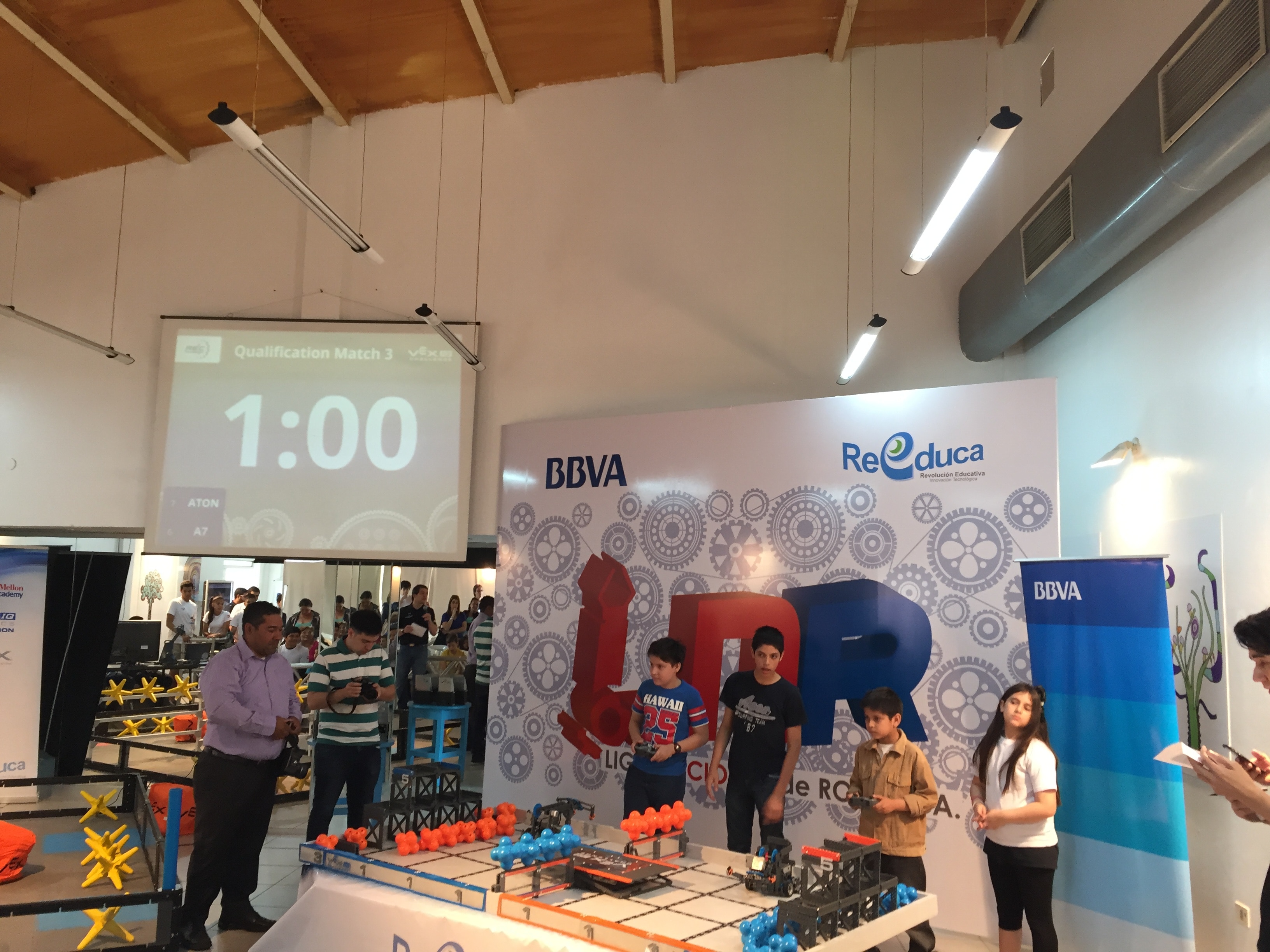 Niños en competencia de robótica Competencia de Robótica Paraguay