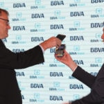 Fotografía de Óscar Cabrera, presidente de BBVA Colombia, usando BBVA Wallet frente a los periodistas e invitados