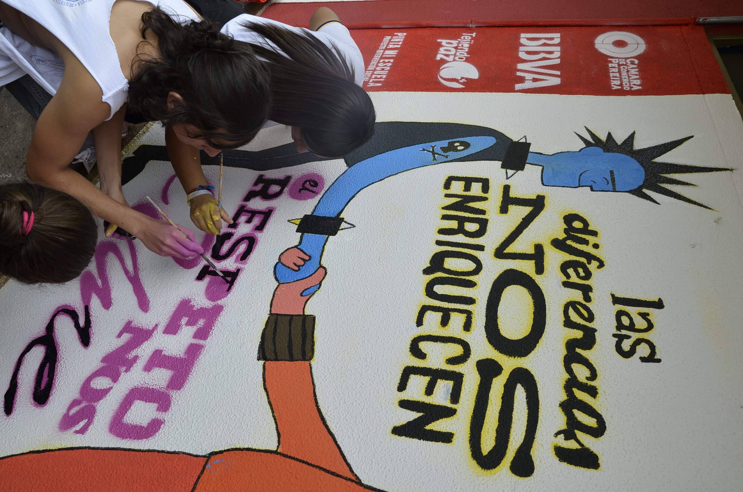 Jóvenes pintando un mural de tejiendo paz: Fotografía de Jóvenes pintando un mural de tejiendo paz: