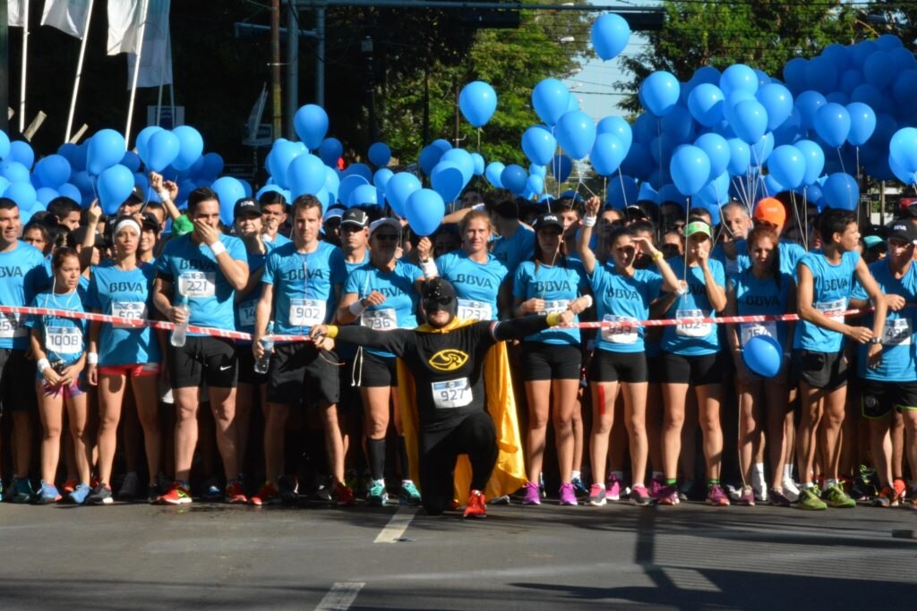 Corredores listos para arrancar la carrera Largada Marea Azul Paraguay