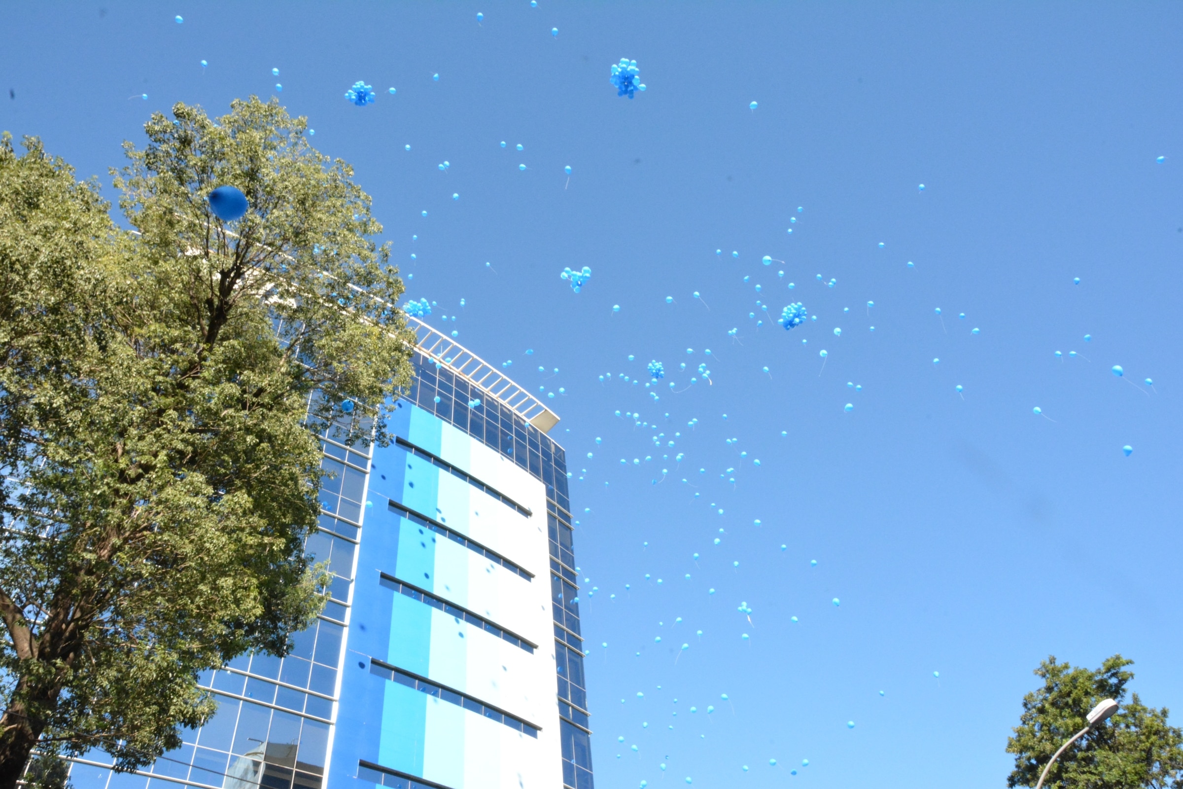 Globos azules en cielo de Asunción Lanzamiento Marea Azul Paraguay