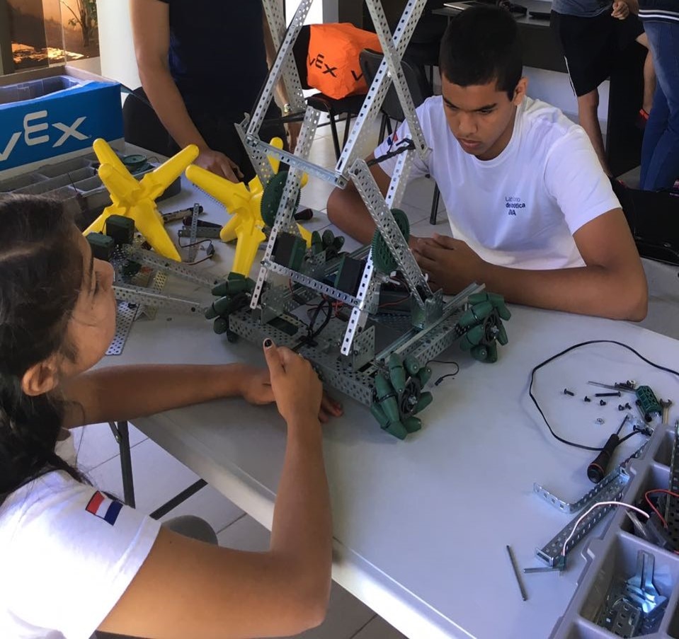 Niños armando un robot Laboratorio de robótica BBVA Paraguay
