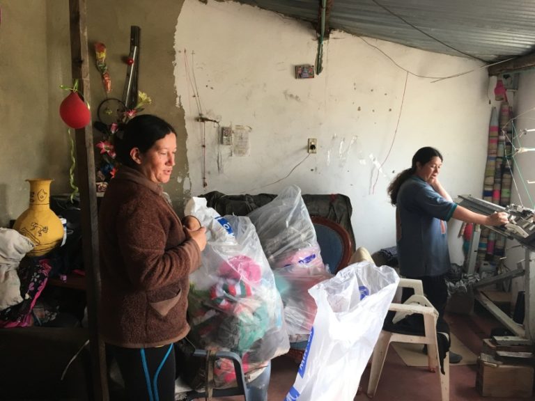 Fotografía del taller de mujeres en Soacha, Colombia, clientas de Bancamía