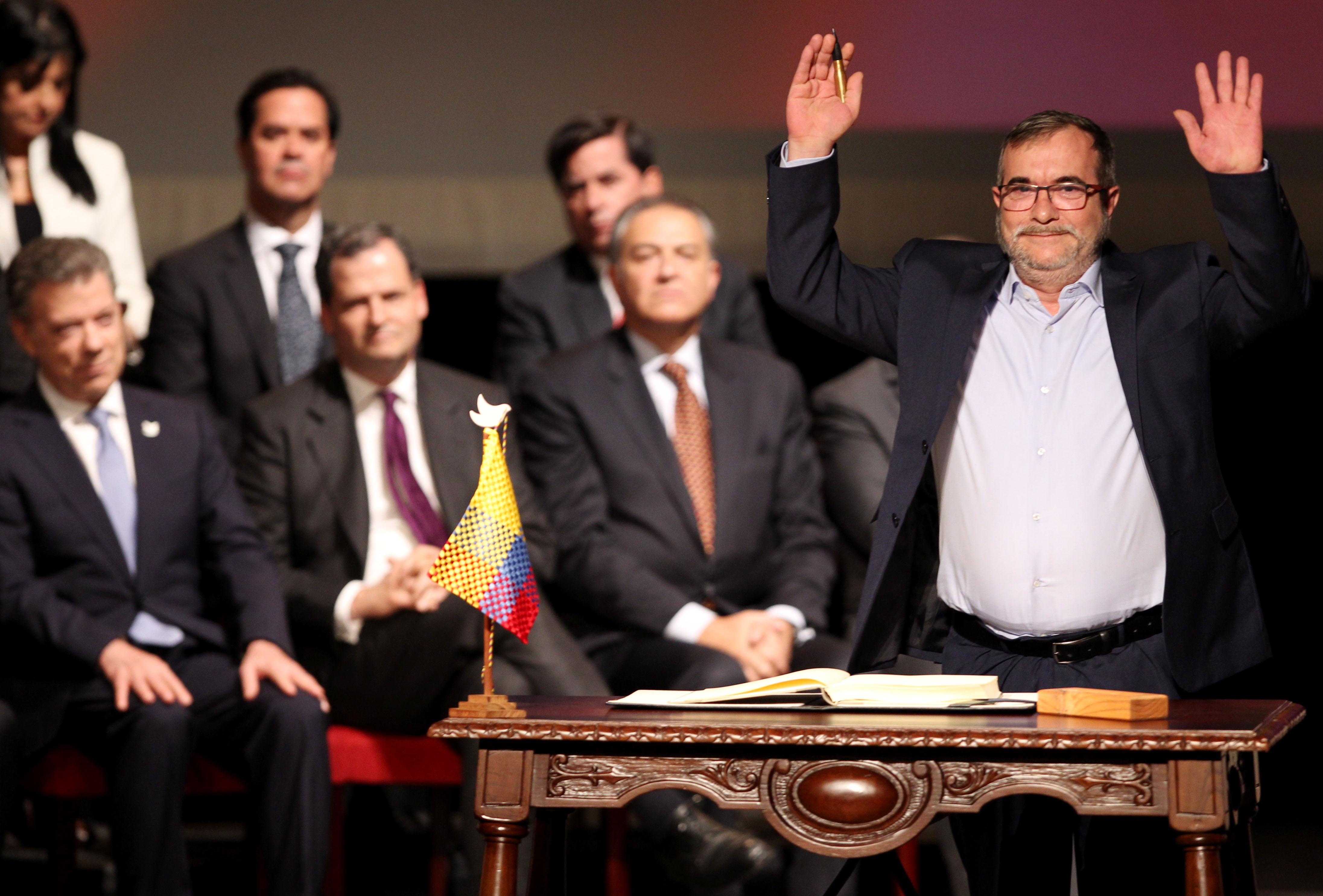 El jefe máximo de las FARC Rodrigo Londoño Echeverry posa luego de firmar el nuevo acuerdo de paz