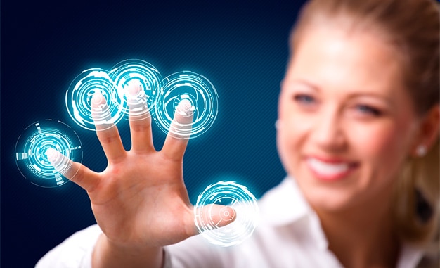 Mujer experimentando la biometría con sus huellas dactilares Fotografía de Mujer experimentando la biometría con sus huellas dactilares