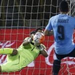 Claudio Bravo detiene un penalti a Luis Suárez - BBVA